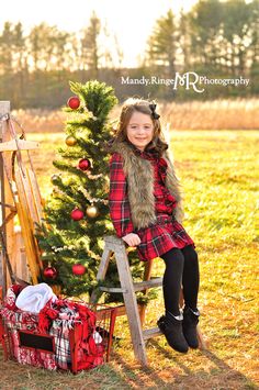 Preschool Christmas Photoshoot, Simple Christmas Mini Sessions Indoor, Outdoor Christmas Picture Ideas, Mini Sessions Photography, Outdoor Christmas Photoshoot Setup, Outside Christmas Photoshoot, Indoor Christmas Photoshoot, Outdoor Christmas Photoshoot Ideas, Christmas Photo Shoot Ideas