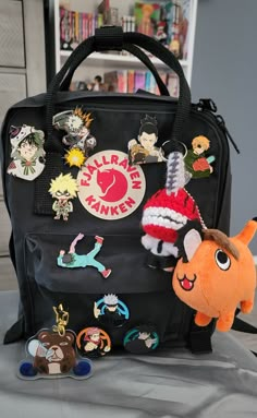 Anime Backpack Aesthetic, Kanken Backpack Decoration, Art Bag Aesthetic, Anime Pins On Backpack, How To Make Pins For Backpack, Cool Pins For Backpacks, Backpack Keychains Aesthetic, Ideas Para Decorar Tu Mochila