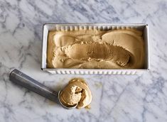 Koffie-ijs zonder ijsmachine recept - Allerhande | Albert Heijn Summer Snack Recipes, Vegan Ice Cream Recipe, Ice Cream Set, Summertime Recipes, Dutch Recipes, Raw Chocolate, Summer Snacks, Ice Cream Recipe, Vegan Ice Cream