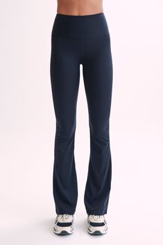 Fashion meets functionality.Introducing the JESSE Flared Yoga Pants, a perfect fusion of style and functionality for the contemporary woman. Elevate your casual wardrobe with these high-waisted wonders featuring a double-layer waistband for ultimate comfort and support. The body-contouring fit accentuates your silhouette, while the flared hem adds a touch of flair, ensuring you stand out effortlessly. Designed for the dynamic lifestyle, these pants boast squat-proof durability and a super-soft h Functional Mid-rise Yoga Pants With Elastic Waistband, Compressive Full-length Yoga Pants With Wide Waistband, Functional Yoga Bottoms With Contoured Waistband, Compressive Full Length Yoga Pants With Wide Waistband, Functional High-waist Bottoms With Elastic Waistband, Functional High Waist Bottoms With Elastic Waistband, Functional Mid-rise Pants With Comfort Waistband, High Waist Functional Bottoms With Elastic Waistband, Compressive Functional Bottoms With Wide Waistband