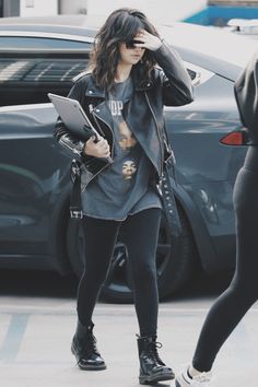 Biker Jacket Street Style, Selena Gomez Street Style, Outfit Leather Jacket, Hippie Rock, Selena Gomez Outfits, Jacket Outfit Women, Selena Gomez Style, Stylish Winter Outfits, Biker Chic