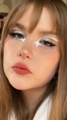 Aesthetic White Clothes, Pretty White Makeup Looks, White Star Makeup Look, White Star Eye Makeup, White Graphic Liner Looks, White Graphic Eyeliner Ideas, White Make Up Aesthetic, White Graphic Eyeliner Looks, Star Graphic Liner Makeup