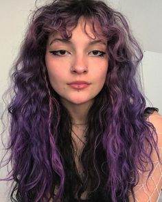 Hair Color Ideas Wavy Hair, Bright Curly Hair Color Ideas, Purple Hair With Highlights, Hair Dye For Curly Hair, Dyed Wavy Hair, Wavy Colored Hair, Curly Hairstyles Color