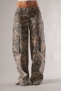 DESCRIPTIONThe Amelia Pant in Oakland is the perfect mix of the classic camo cargo and parachute pant. Featuring a low rise fit and relaxed legs. The Amelia Pants are perfect for a day in or a night out. DETAILS8 1/2" Rise24" Leg Opening35" Inseam100% Cotton Model is 5'9 wearing size 25 Fit runs true to size. Size down if you are between measurements. At Revice Denim, our aim is to contribute to environmental conservation by utilizing sustainable dead-stock fabric. We are committed to preserving Low Rise Camo Cargo Pants, Low Rise Camo Pants, Pants You Need, Camo Joggers Outfit Women, Camo Fits, Green Camo Pants, Camo Jorts, All Black Outfit Ideas, Camp Pants