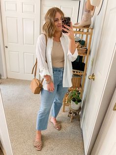 Neutral Top With Jeans, Business Casual Outfits Jean, Womens Late Summer Outfits, Business Casual Outfits Jeans Summer, Modest 2023 Outfits, Neutral Look Outfit, Business Casual 2023 Summer, Casual Jean Summer Outfits, Neutral Casual Outfits Simple