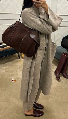 Nature Style Clothing, Oversized Bag, Loafer Slippers, Fall Fashion Trends, Fall Style, New Classic, Knit Outfit, Mode Inspiration, Fall Winter Outfits