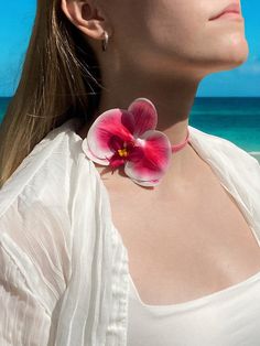 Length: 35-45 cm (adjustable) Material: Artificial silicone flower, stainless steel hardware Handmade: Yes Manufacturing Time: 2-5 days  Elevate your summer style with this Hawaiian Pearl Pink Orchid Necklace Choker. Featuring a lifelike pink orchid made from high-quality artificial silicone, this necklace is perfect for embracing the mermaidcore aesthetic. The adjustable length of 40-50 cm ensures a comfortable fit, while the stainless steel hardware adds durability and a polished finish. Handm Adjustable Pink Choker For Festivals, Pink Flower Jewelry For Beach, Pink Flower Jewelry For The Beach, Pink Trendy Adjustable Choker, Adjustable Pink Trendy Choker, Pink Adjustable Trendy Choker, Pink Flower-shaped Jewelry For Vacation, Pink Flower Jewelry For Vacation, Pink Resizable Jewelry For Festivals