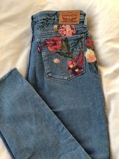 Painted Apparel, Jean Painting, Custom Jeans Diy, Jean Diy, Jeans Art, Painting Shoes, Painting Ideas Easy, Painted Clothes Diy, Flower Jeans