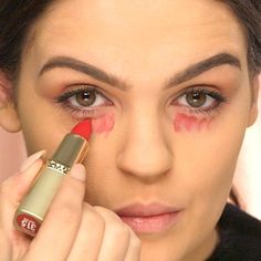 Color Correct Dark Circles, Beauty Blender How To Use, Perfect Red Lips, Lipstick Hacks, Makeup Tips For Older Women, Red Lipstick Makeup