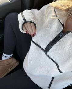 Winter Everyday Outfits, Blonde Hair Color Fall, Outfit Ideas Uggs, Fall Sweater Aesthetic, Prettiest Celebrities, Legging Outfits, Lazy Outfits, Fall Clothes