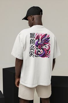 Erleben Sie die dynamische Eleganz fernöstlicher Mythologie mit diesem stilvollen T-Shirt, das mit kunstvollen Phönix Motiv in einem beeindruckenden Farbspiel aus tiefem Lila und einem leuchtendem Pink auf schwarzem Grund verziert ist. Dieses Design fängt die wiedergeborene Schönheit und die erhabene Anmut des Legendären Feuervogels ein, flankiert von eleganten japanische Schriftzeichen, die Das Mysterium und die alte Kultur, die sie erleben, noch erleben. * Material: Baumwolle * Passform: Leich Streetwear T Shirt, Fern, Gender Neutral, Art Collection, Spain, Adult Outfits, Bathing Beauties, Tops & Tees, Street Wear