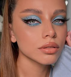 Disco Glam Makeup, Pastel Blue Makeup, Teal Makeup Looks, Blue Glam Makeup, Teal Makeup, Blue Eyeshadow Makeup, Disco Makeup, Maquillage On Fleek