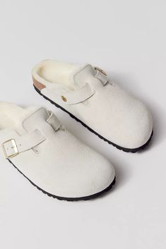 Birkenstock Boston Shearling Clog | Urban Outfitters Boston Clogs And Socks, Birkinsoks Clogs, Cute Women Shoes, Shoes Essentials Women, Fuzzy Birkenstocks, Women’s Shoes, Aesthetic Christmas Wishlist, Christmas List Inspo, Fuzzy Clogs