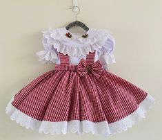 Este dulce vestido inspirado en la granja es perfecto para cualquier ocasión especial. Incluye: puedes seleccionar solo el vestido o vestido y accesorios Hecho a mano a pedido. ¡No hay dos artículos exactamente iguales! Todos mis artículos están hechos con telas de calidad y acabados profesionales. Viscoso: Asegúrese de revisar la imagen de la tabla de medición en cada producto. Por lo general, es la última imagen en la lista de productos. ¿No está seguro de qué talla pedir? ¿Quieres que tenga u Sweet White Sets With Ruffles, Cute Ruffled Sets For Birthday, Cute Red Sets For Birthday, Cute Fitted Easter Sets, Cute Red Party Sets, Princess Style White Sets For First Birthday, White Princess Sets For First Birthday, White Princess Style First Birthday Set, Cute White Easter Outfit Set