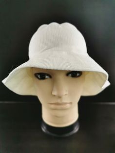 EXPÉDITION EXPRESS GRATUITE SI ACHAT SUPÉRIEUR À 40 $US DESCRIPTION ET MESURES MARQUE - Kangol Fabriqué en Chine D'ABORD  Veuillez vérifier les dimensions de l'article. Taille de l'étiquette : Taille L. État - État vintage 7/10 (PAS DE TROU ET DE DÉCHIRURE). Aucun défaut majeur constaté. Juste des signes d'usure et d'âge. Veuillez agrandir les photos pour un aperçu. Un article qui a été utilisé ou porté précédemment. Consultez notre fiche produit pour plus de détails et une description de toutes Kangol Bucket Hat, Kangol Hats, Used Clothing, Hats Vintage, Bucket Hat, Like New, Caps Hats, Accessories Hats, China