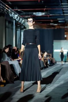 Simple - classic. Rok Outfit, Pleated Skirt Outfit, Skirt Diy, Rock Outfit, Black Pleated Skirt, Trendy Skirts, Pleated Skirts, Fashion Jeans