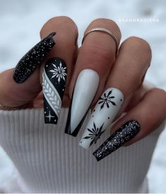 Black And White Winter Nails, Black And White Christmas Nails, New Years Nail Designs, December Nails, Sweater Nails, Snowflake Nails, Winter Nail Designs, Festival Nails, New Year's Nails