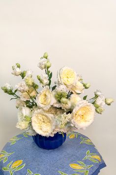 This foam-free and foliage-free floral design features beautiful all white flowers including hydrangea, lisianthus, and garden roses. Flower School, Rose Arrangements, Garden Rose, Flower Food, Garden Roses, Love Rose, Flower Lover, Fresh Flowers, Creative Inspiration