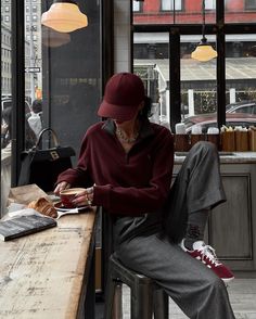 Urban Swag, Adidas Samba Outfit, Chique Outfit, Samba Outfit, Burgundy Outfit, Chique Outfits, Pretty Clothes, Trend Fashion