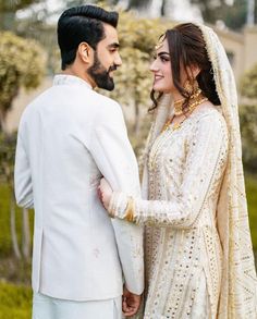 Nikah Photoshoot Ideas, Kaamdani Work, Nikah Photoshoot, Eid Poses, Nikkah Brides, Baat Pakki, Nikkah Outfit, Beach Heart