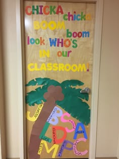 a door decorated with the words chicka chicka boom, look who's in our classroom