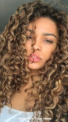 25 Vibrant Curly Hair Color Ideas for a Stunning Makeover Curly Hair Color Ideas, Curly Hair Color, Natural Curly Hair Cuts, Dyed Curly Hair, Highlights Curly, Highlights Curly Hair, Curly Hair Photos, Blonde Curly Hair, Colored Curly Hair