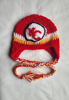 a crocheted hat with the letter c on it