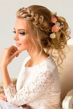 18 Greek Wedding Hairstyles For The Divine Brides Romantic Wedding Hair, Flowers In Her Hair, Vintage Wedding Hair, Trendy Wedding Hairstyles, Wedding Hairstyles For Long Hair, Wedding Hair And Makeup, Bride Hairstyles, Hair Dos, About Hair