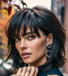 Shaggy Haircuts Medium Straight, Medium Haircuts With Bangs, Medium Layered Hair, Haircuts For Medium Hair, Penteado Cabelo Curto