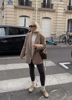 Birkenstock London Outfit, Clogs Outfit Ideas, Style Birkenstock Clogs, Clogs Outfit Winter, Birkenstock Outfit Fall, Fall Clogs, Birkenstock Clog Outfit, Birkenstock Clogs Outfit