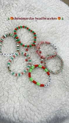 Braclets Ideas Beaded Christmas, Christmas Braclets Ideas Clay Beads, Christmas Braslet Ideas, Aesthetic Fall Bracelet Ideas, What To Do With Clay Beads, Winter Bracelets Clay Beads, Bracelets Name Ideas, Christmas Diy Bracelet, Clay Beads Christmas Ideas