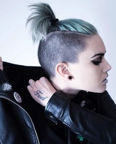 Lesbian Haircut, Short Punk Hair, Emo Hairstyles, Undercut Bob, Amazing Hairstyles, Couple Ideas, Hair 2018, Emo Hair