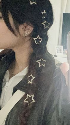 Hair Idea With Clips, Braid Charm Hairstyles, Cool Concert Hairstyles, Star Accessories Hair, Y2k Hairclip Hairstyle, Stars Hair Clip, Cute Hairstyles With Star Clips, Hairstyles With Stars, Y2k Hair Clip Hairstyle