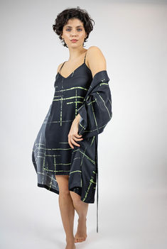 What about artful check patterns as a nice variation of precise lines and classic prints on luxury silk? We love this print for its trendy approach and practical quality. It's an effortlessly chic outfit for the spring—summer lounge wardrobe. Black Silk Robe, Short Kimono Robe, Slip Dress Black, Short Kimono, Silk Slip Dress, Silk Pants, Silk Slip