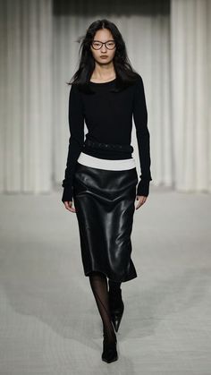 Leather Skirt Outfit, Runway Outfits, Rock Outfit, Runway Looks, Skirt Outfit, Party Looks