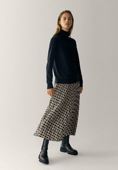 Long Skirt Fashion, Printed Pleated Skirt, Casual Fall Outfits, Casual Style Outfits, Massimo Dutti, Skirt Outfits, Daily Fashion, Look Fashion, Skirt Fashion