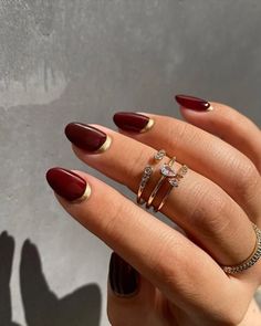 Manucure Noël 2021 : quelles sont les grandes tendances pour avoir des ongles festifs au top ? Garnet Gel Nails, Burgundy Geometric Nails, Burgundy Gel Nails Fall, Burgundy Nail Polish Designs, Bridesmaid Nails Wine Color, Autumn Nail Colours 2022, Autumn Colours Nails, Burgundy Nails Gold Accent, Wine Nails With Gold