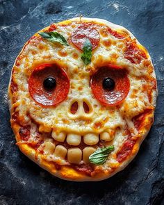 Halloween Pizza Recipes, Pizza Skulls, Creative Halloween Treats, Halloween Themed Drinks, Delicious Halloween Treats, Halloween Food Crafts, Spooky Dinner, Halloween Pizza, Spooky Halloween Food