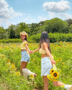 bestie pose inspo, summer aesthetic, sunflower field picture ideas, sunflower field outfit inspo, summer instagram inspo Poses For Field Pictures, Sunflower Field Photoshoot Friends, Sunflower Feild Photoshoot Outfit, Sunflower Photoshoot Outfit Ideas, Aesthetic Sunflower Field, Field Picture Ideas