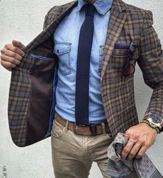 Casual Chique Stijl, A Man In A Suit, Tan Jeans, Man In A Suit, Beige Jeans, Blue Denim Shirt, Khaki Jeans, Shirt And Tie, Mens Fashion Smart