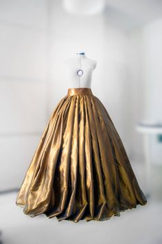 Wunderschöner atemberaubender voller Organza-Satin-Rock mit goldenem Hauch! Perfekter Stil für Hochzeiten, Foto-Sessions, Abschlussbälle, besondere Ereignisse und vieles mehr. Die obere Lage ist wunderschönes Organza. Die untere Schicht ist Taft oder Satin. WICHTIGER HINWEIS! Der Unterrock ist NICHT im Preis enthalten. Sie können es mit kleineren oder größeren runden Unterrock, Tüllunterrock oder KEIN Unterrock tragen, wie Sie es am meisten lieben. Was müssen Sie senden, wenn Sie eine Bestellung Gold Gowns, Long Satin Skirt, Crinoline Skirt, Taffeta Skirt, Ball Skirt, Bridal Skirts, Gold Gown, Hoop Skirt, Handmade Skirts