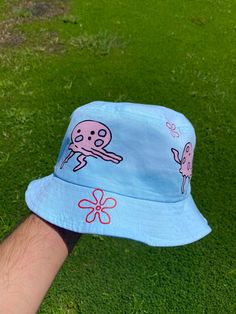 Bucket Hat Ideas, Rave Hats, Dope Hats, Xo Kitty, Festival Outfits Rave, Festival Hat, Reversible Bucket Hat, Hat Accessories, Trendy Tote Bags