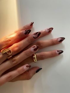 Stylish Nails Fall, Nail Art On Brown Nails, Nail Inspo For September, Brow Nail Ideas, Brown Outline Nails, Brown Boho Nails, Colombia Inspired Nails, Unique Brown Nails, Fall Nails Trendy Designs