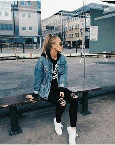 Peinados chulos para las que no les gusta usar gorritos de invierno Teenage Winter Outfits, Youthful Outfits, Looks Adidas, Looks Jeans, Jean Jacket Outfits, Casual Outfits For Teens, Trendy Swimwear, Boyfriend Jean, Adidas Outfit