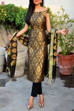 Black Brocade Padded Kurti with Cotton Silk Pants and Chanderi Stole Silk Kurti Designs, Indian Salwar Kameez, Gaun Fashion, Red Lehenga