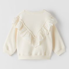 - 92% Cotton, 8% Polyester - Machine Wash - Color: White Such A Pretty Sweatshirt! Pretty Sweatshirts, Zara Girl, Zara Shirt, Zara White, Baby Design, Girl Sweatshirts, Kids Shirts, Sweater Top, Shirts Tops