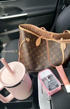 Car Essentials For Women, Girly Essentials, Everyday Bag Essentials, Girly Car Accessories, Inside My Bag, Purse Essentials, Girly Car, Car Essentials, Handbag Essentials