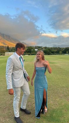 Light Blue Prom Couple, Prom Matching Couples, Couples Prom Outfits, Couple Prom Outfits, Prom Outfits For Guys, Couples Prom, Teal Prom Dresses, Couple Prom, Prom Pictures Couples