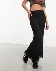 Jupe par Miss Selfridge Sublime tes jambes Taille mi-haute Taille élastique Nœud Coupe classique Black Long Skirt, Long Black Skirt, Thrift Haul, Black Maxi Skirt, Long Black, Bow Detail, Miss Selfridge, Long Skirt