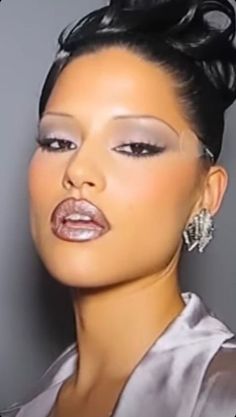 Y2k Silver Makeup, Y2k Glam Makeup, Gabbriette Bechtel Makeup, Red Hair Eye Makeup, Gabriette Bechtel Makeup, 00s Makeup Looks, 90s Runway Makeup, 90s Editorial Makeup, 2000s Inspired Makeup